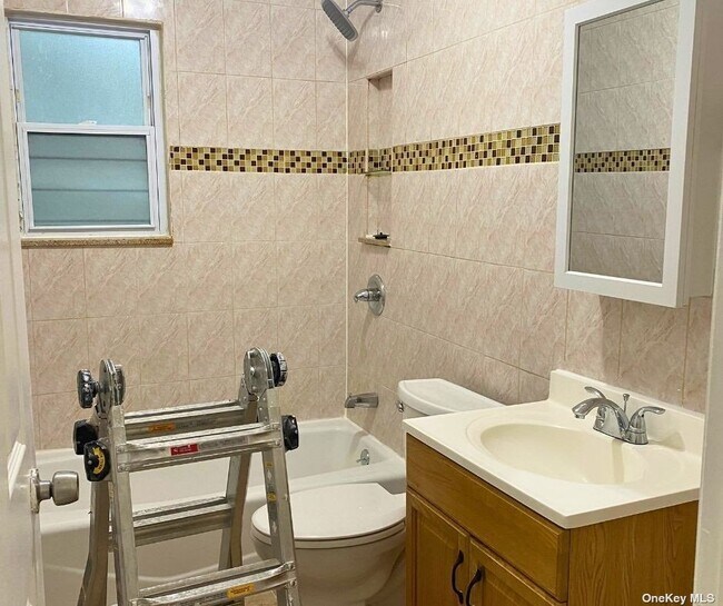 Foto del edificio - 2183 Ryer Ave