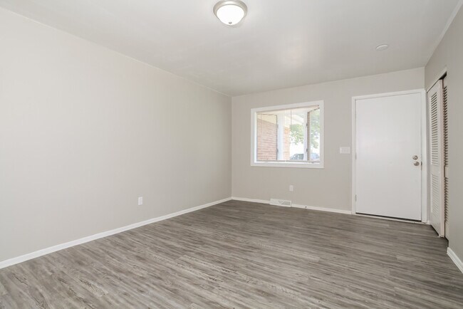 Building Photo - Beautiful All Brick 3 Bedroom Home in Spri...