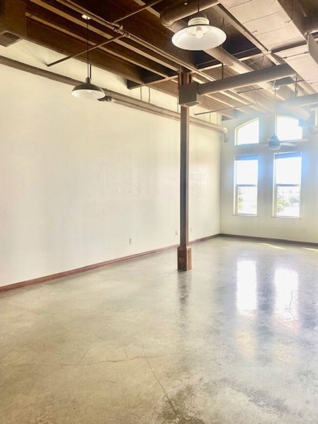 Building Photo - Loft