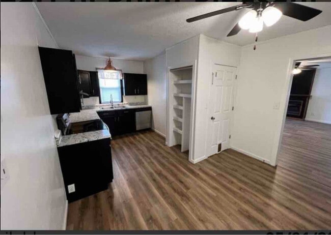 Building Photo - 108 S Park Dr