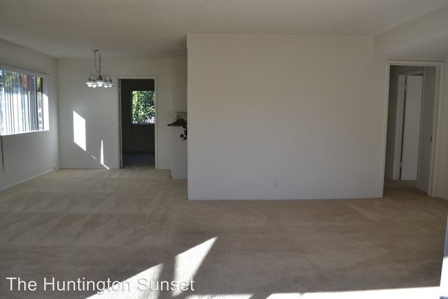 Building Photo - 1100 Huntington Dr