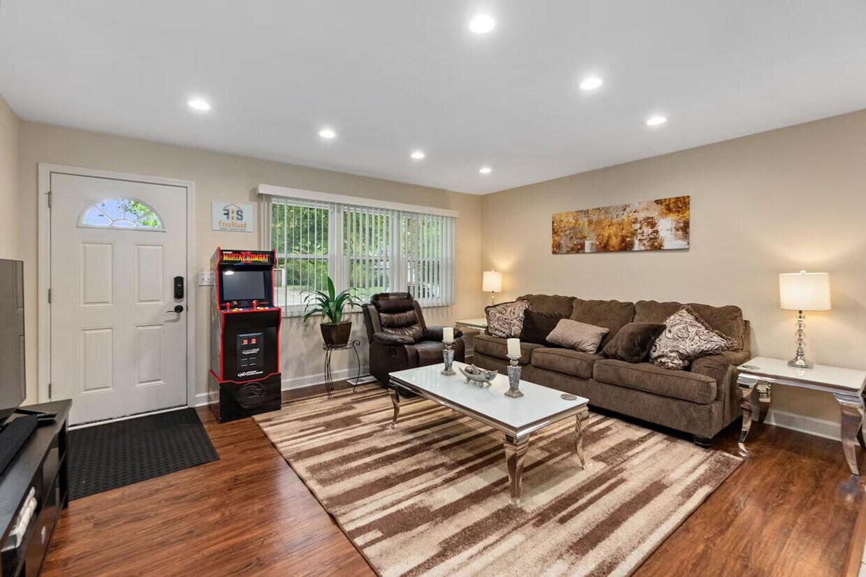 Primary Photo - 121 King Ct