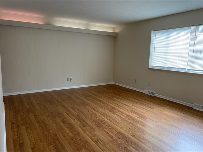 Building Photo - 1746 Cromwell Dr