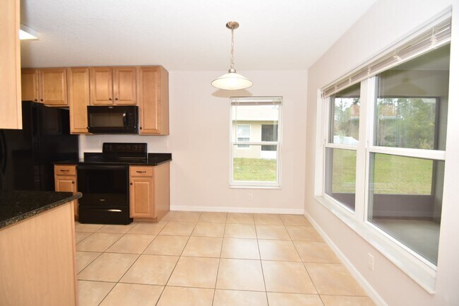 Foto del edificio - All Tiled Home with private back yard