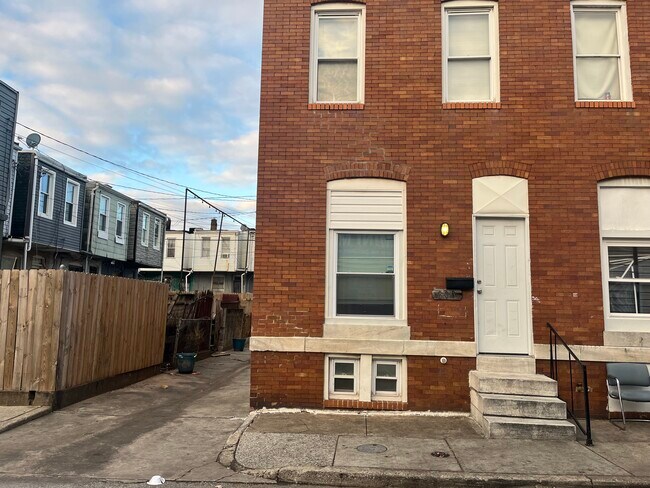 Building Photo - 800 N Glover St