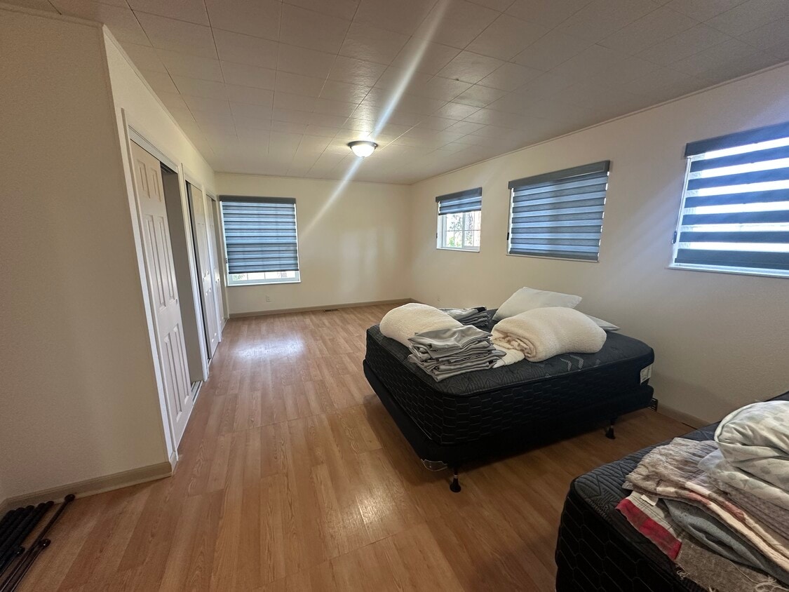 Main large bedroom - 36161 Modoc Point Rd