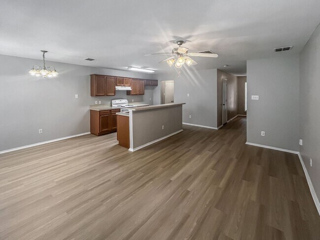 Building Photo - Welcome Home to Comfort and Convenience