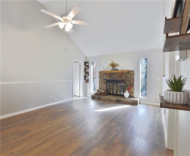 Foto del edificio - 736 Regina Ct NW