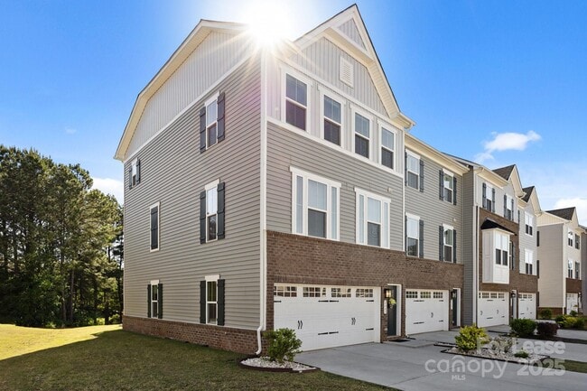 Building Photo - 2665 Grantham Place Dr