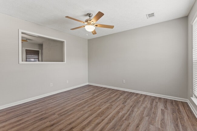 Foto del edificio - 123 Kingsway Dr