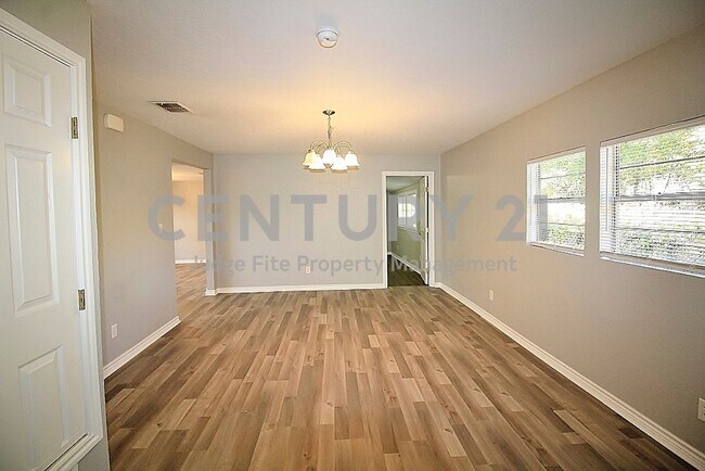 Foto del edificio - Beautifully Updated 3/2 Within Walking Dis...