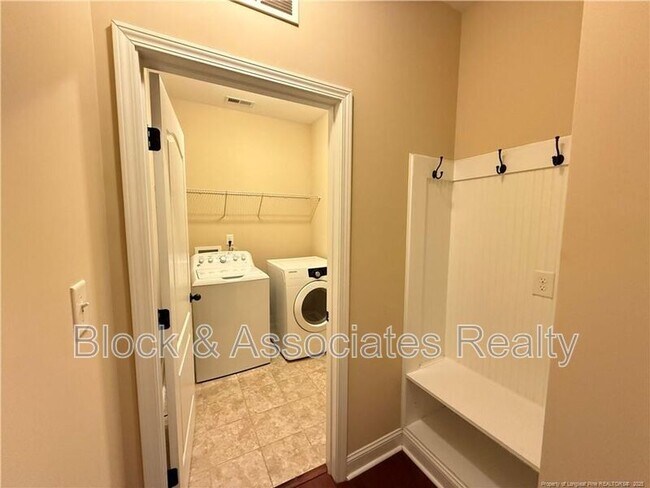 Foto del edificio - 148 Valley Stream Rd