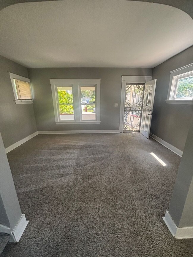 Building Photo - 3bd Single Cash Pay