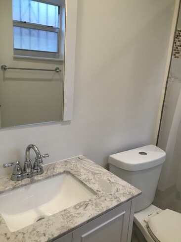 Baño del apartamento 2 - 1878 NW 24th St