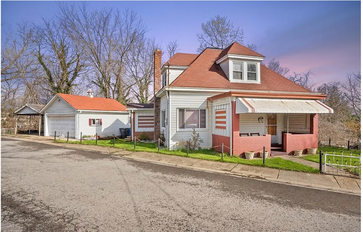 Carnegie/Scott 4 Bedroom, 2 Bathroom Home with Detached Garage - Carnegie/Scott 4 Bedroom, 2 Bathroom Home with Detached Garage
