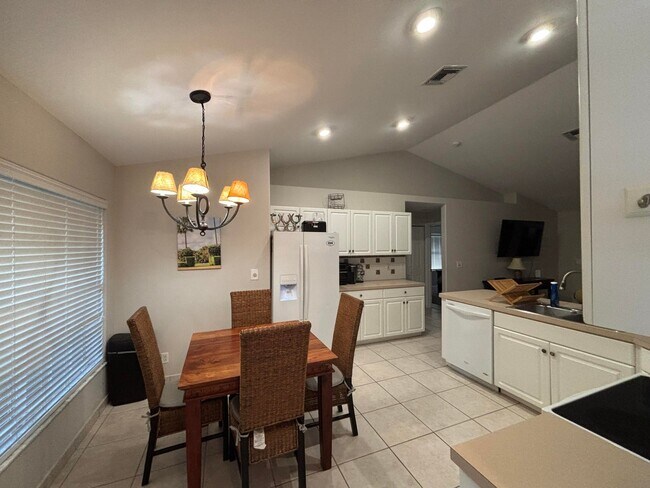 Foto del edificio - 1094 Raintree Ln