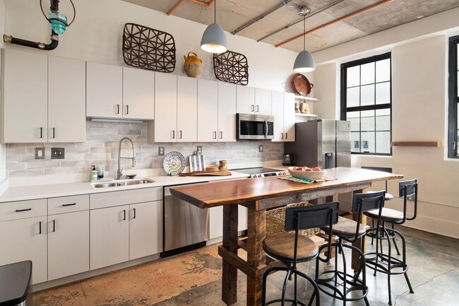 Building Photo - Sterchi Lofts #407 Authentic Urban living -  3 bedroom, 2 bath - FURNISHED - $2800 per month Spec...