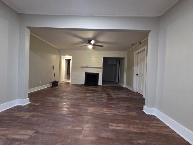 Foto del edificio - 2058 Holmes Dr