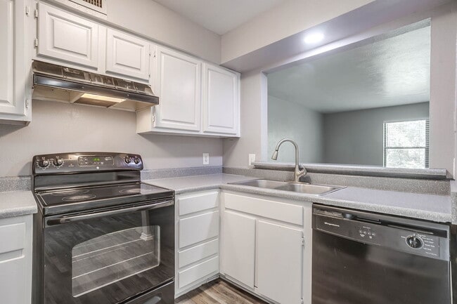 Building Photo - Foxfire Apartment Homes