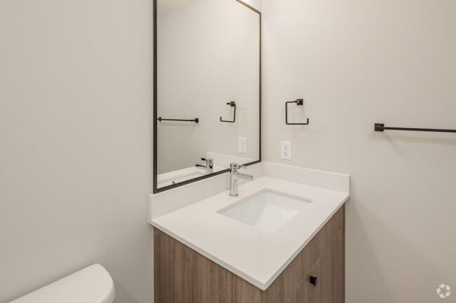 2BR, 2BA - 927SF - B - Bathroom - Westview