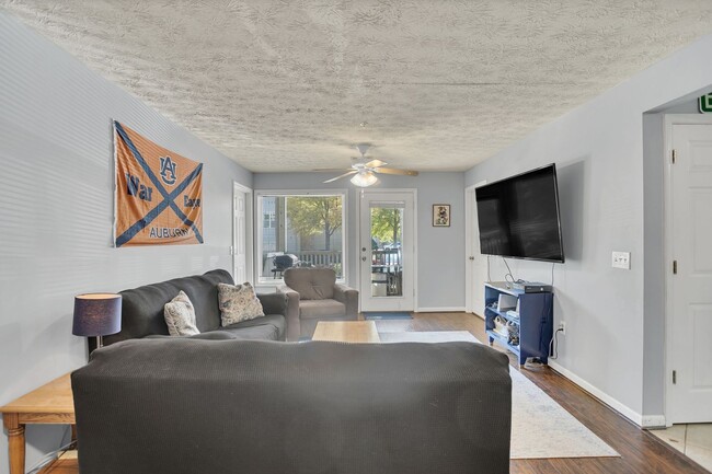 Building Photo - Southern Edge Condo Just Steps from Campus