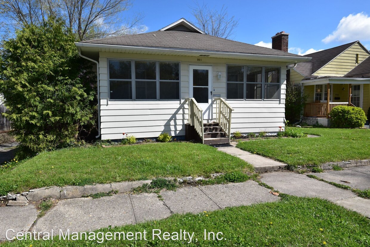 Primary Photo - 3 br, 1 bath House - 901 E. Irvington