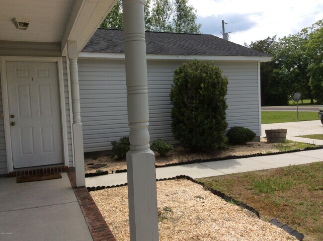 Building Photo - 301 5 Mile Rd