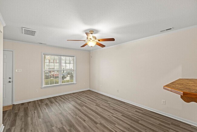 Building Photo - Adorable townhome with beautiful upgrades!