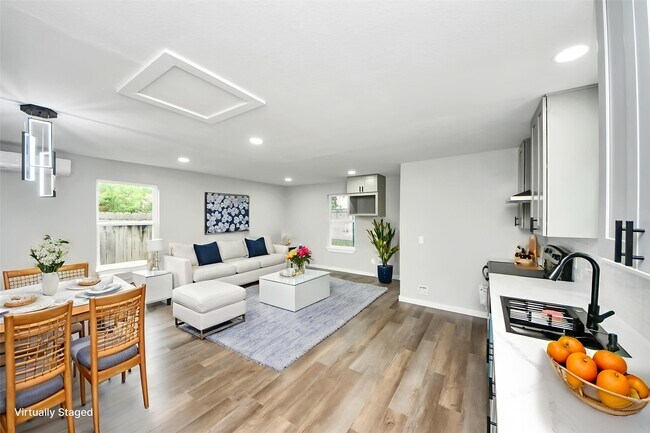 Building Photo - 1218 Des Jardines St