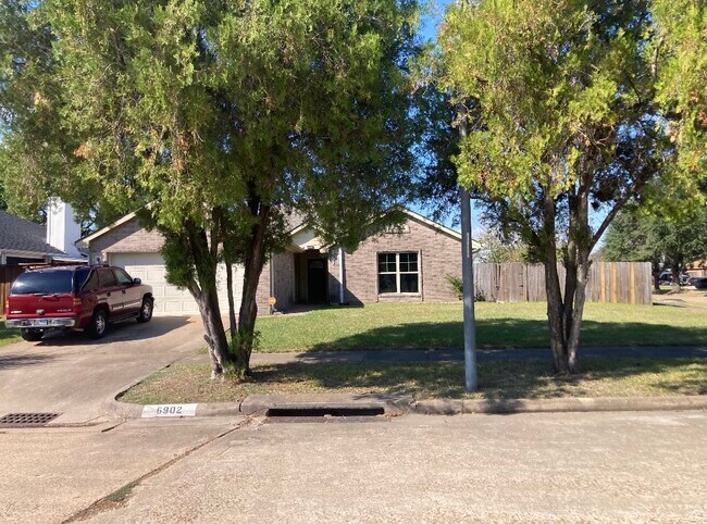 Foto del edificio - 6902 Oakmantle Dr