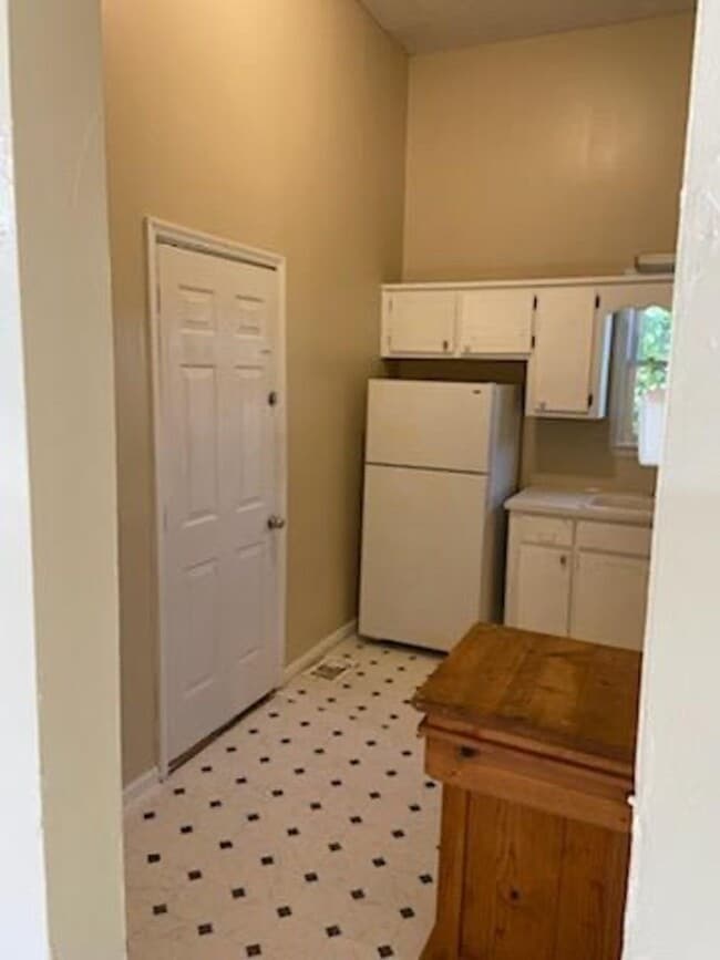 Building Photo - *UPCOMING*1 Bedroom / 1 Bathroom - Duplex ...