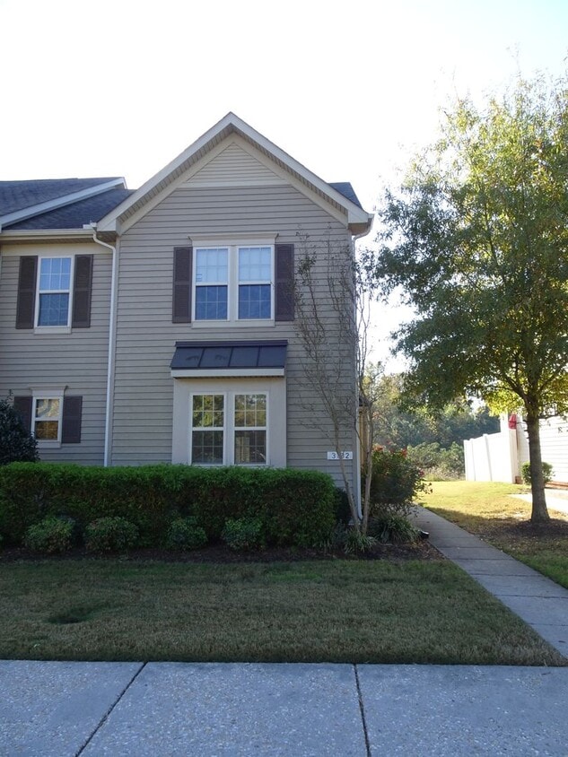 3 Bedroom, 2.5 bath End Unit Townhouse Ren... House Rental in Toano