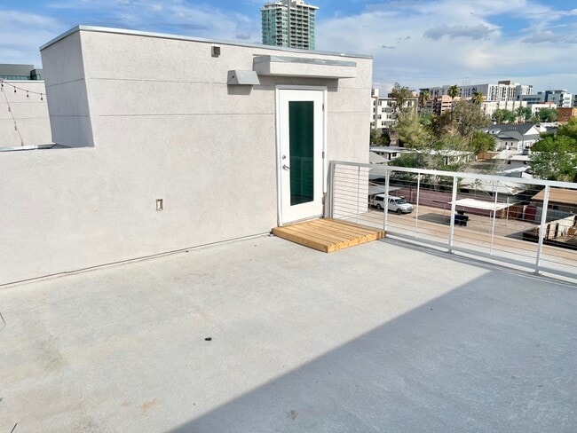 Building Photo - 374 S Farmer Ave