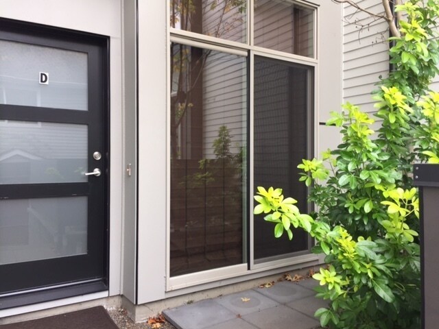 Building Photo - Contemporary Townhouse Just Minutes to Eve...