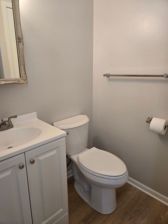 Building Photo - 1244 Colonial Dr