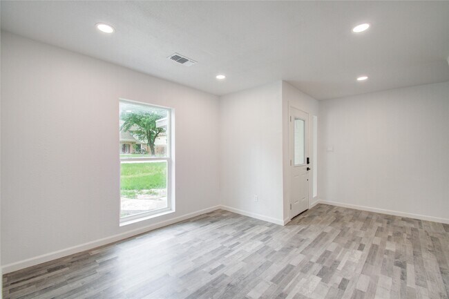 Building Photo - 550 Roanoke Dr