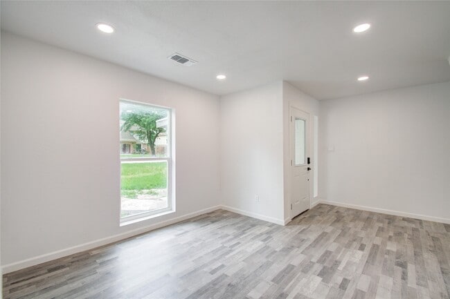 Foto del edificio - 550 Roanoke Dr