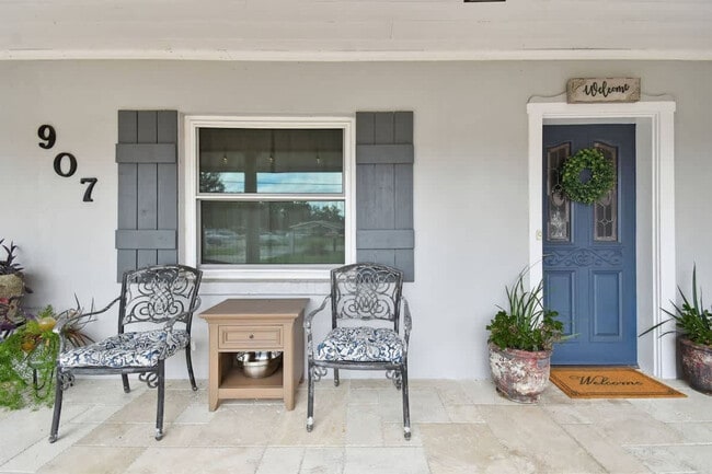 Building Photo - 907 Crenshaw Lake Rd