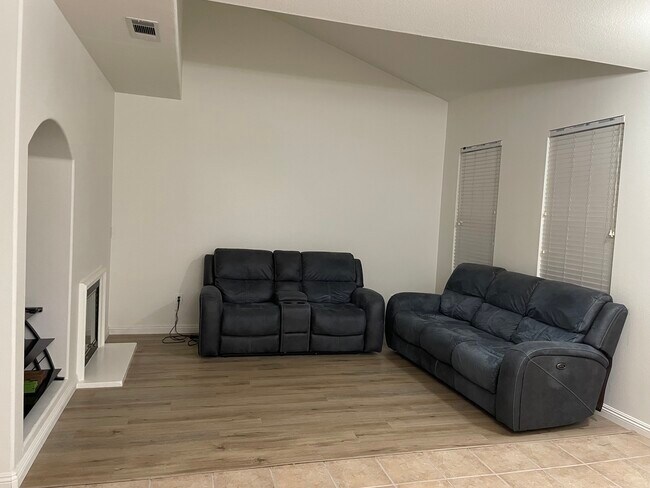 Building Photo - 412 Timberwood