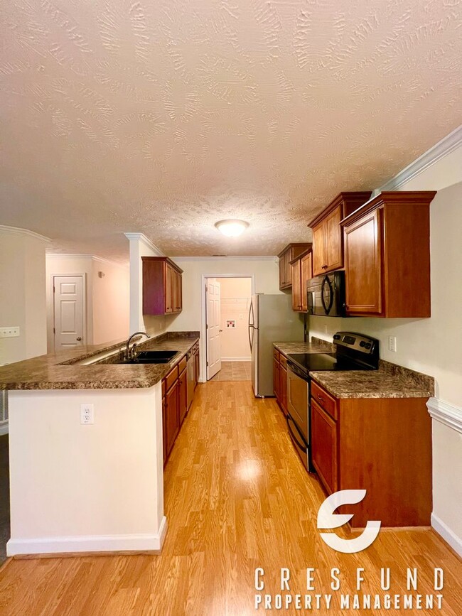 Building Photo - GATED COMMUNITY - Freshly Painted 2 Bed 2 ...