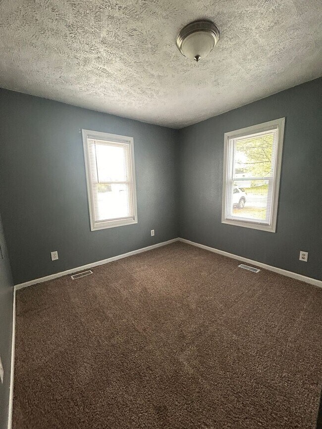 Building Photo - 3 Bedroom Available Now!