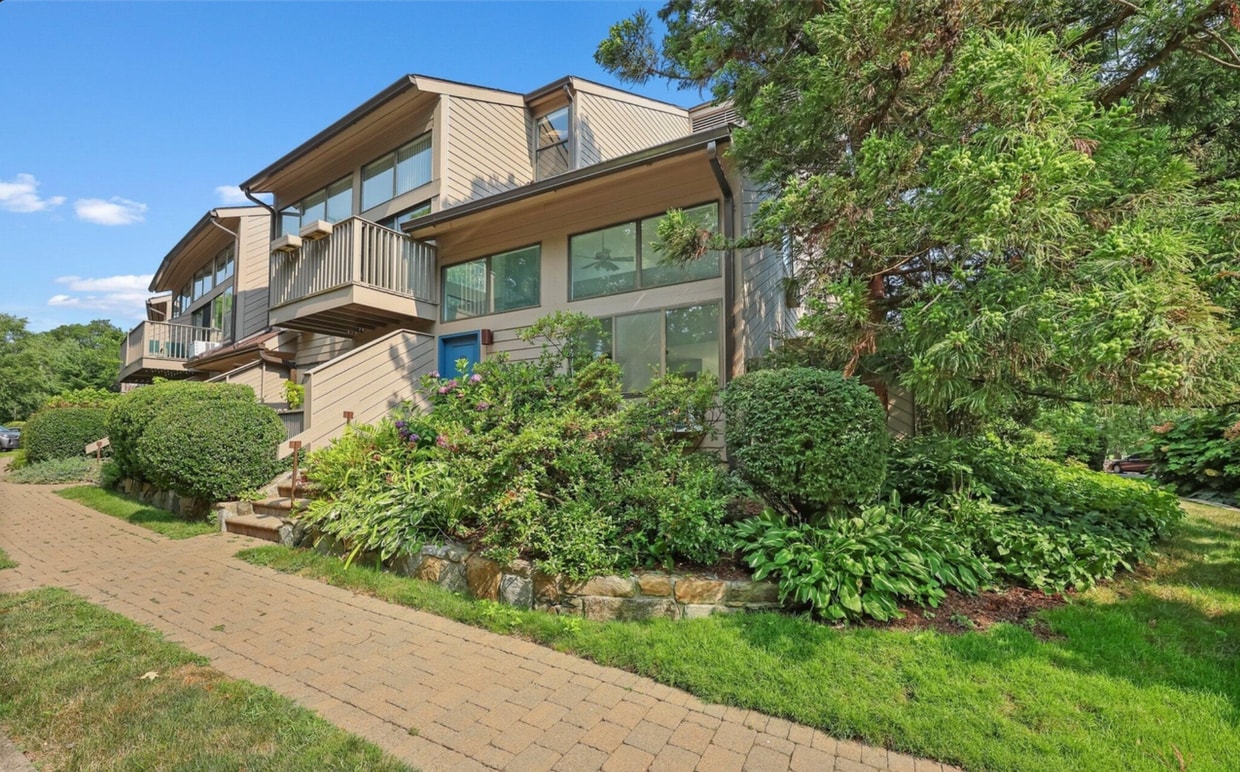 Truly Unique End-unit Townhouse - 1465 E Putnam Ave