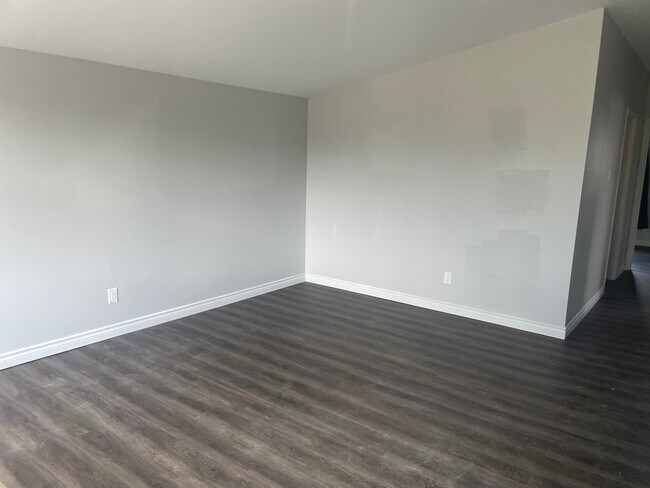 Photo du bâtiment - 3 Bedroom Main Floor on East Mountain