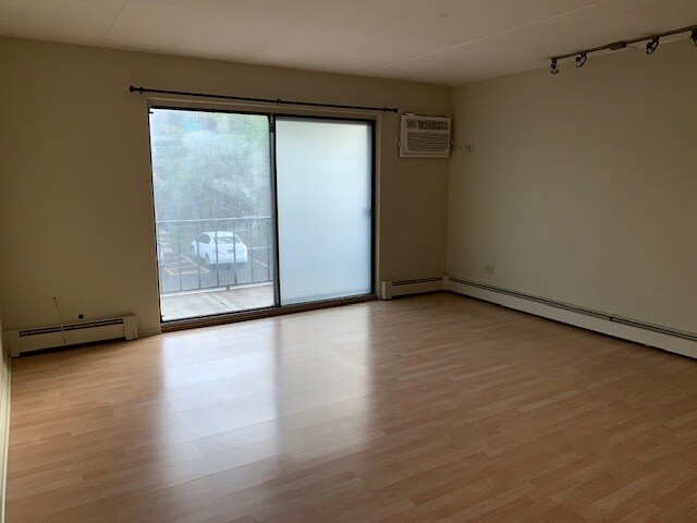 Foto del edificio - 528 E Bailey Rd