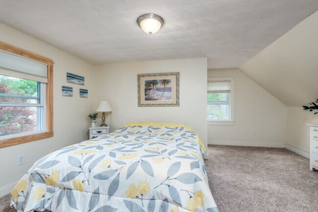 Building Photo - Seaside Splendor: 4BR House Close to Beach...
