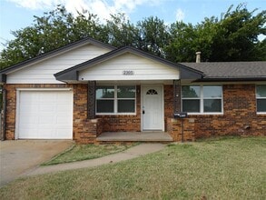 Building Photo - 2305 Maple Dr