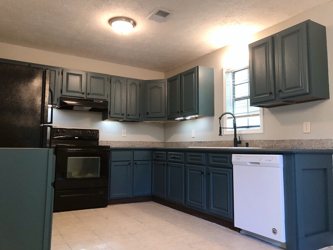 Kitchen - 2144 Valley Oaks Dr SE