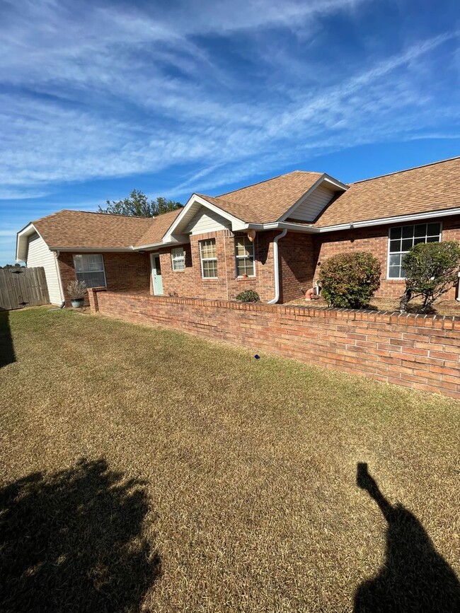 Building Photo - 3/2 Home in Lakeside with Fenced Yard