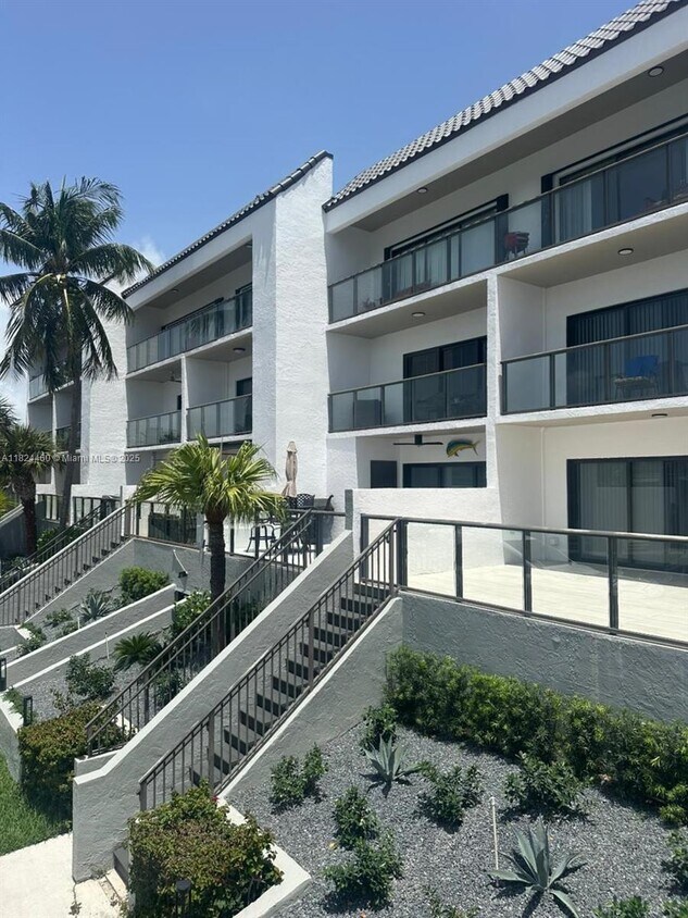 Foto principal - 4000 NE 168th St