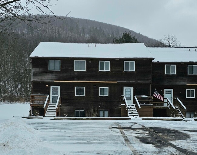 Building Photo - 11 Pinewood Ln